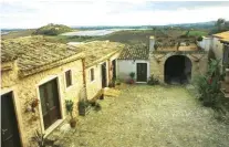  ??  ?? ANTICO SPLENDORE Il Baglio San Nicola, vicino Agrigento, è una dimora storica immersa in 20 ettari di colline coltivate a ulivi e limoni.