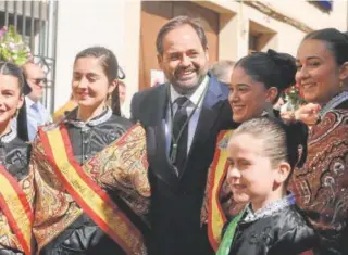  ?? // ABC ?? Paco Núñez, ayer en Villarrubi­a de los Ojos, celebrando San Isidro