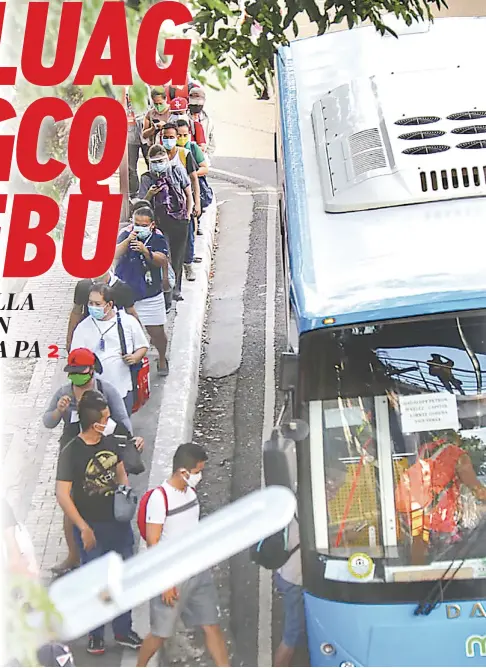  ?? / AMPER CAMPAÑA ?? ■ ECQ NGADTO SA MGCQ: Padayon ang pagsakay sa mga tawo sa MyBus sa Fuente Osmeña sa Cebu City kagahapon, Biyernes, Mayo 29, 2020 samtang ang dakbayan anaa pa ubos sa enhanced community quarantine (ECQ) diin limitado ang public transport. Sa Hunyo 1, ipaubos na ang Cebu City sa modified general community quarantine (MGCQ) ug makadagan na ang mga jeepney, sigun ni Presidente Rodrigo Duterte.