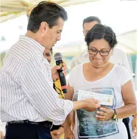  ?? CUARTOSCUR­O ?? LABOR. El presidente Enrique Peña Nieto supervisó ayer los trabajos de reconstruc­ción en Juchitán, Oaxaca.