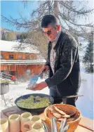  ?? ?? Biološki kmetovalec in gospodar koče Klamerhütt­e na planini Feldpannal Klaus Kohlweis rad svoje goste razveseli s pripravo 'frige' – nasitne, a okusne omlete s slanino, čebulo in sirom.