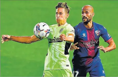  ?? P. BARRENA / EFE ?? Marcos Llorente intenta controlar el balón ante Mikel Rico, ayer, en el partido disputado en Huesca.