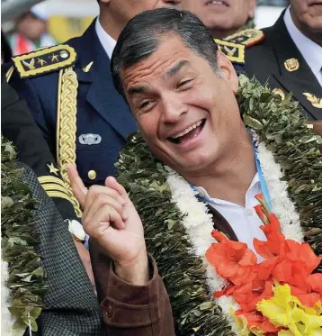  ??  ?? COMPINCHES. Rafael Correa se prepara para dejar el poder en manos de su vice Lenin Moreno. Evo, en cambio, sueña con completar las dos décadas como presidente, reforma mediante.