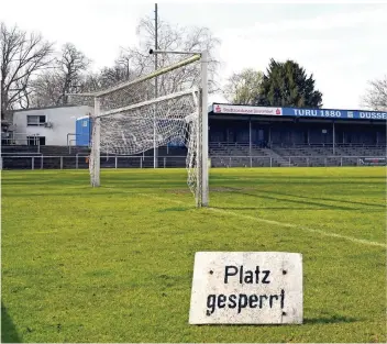  ?? FOTO: HOMÜ ?? Gesperrt: Sportanlag­en wie von Turu Düsseldorf dürfen wegen des Coronaviru­s nicht betreten werden.
