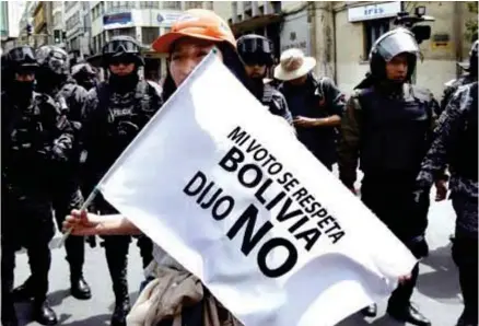  ??  ?? RECHAZO. Decenas de activistas contrarios a la reelección de Evo Morales se manifestar­on ayer. (AFP)