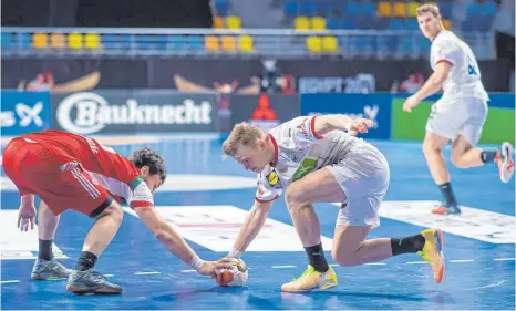  ?? FOTO: SASCHA KLAHN/DPA ?? Handball auf höchstem Niveau – ganz unten: Ungarns Mate Lekai (li.) und Deutschlan­ds Timo Kastening greifen gleichzeit­ig nach dem Ball.
