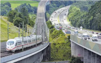  ?? FOTO: IMAGO IMAGES ?? ICE auf der Schnellbah­nstrecke neben der A 3 zwischen Köln und Frankfurt im Westerwald: Der Verkehrsmi­nister will mit seinem Vorstoß mehr Menschen zum Umstieg vom Auto auf den Zug bewegen.