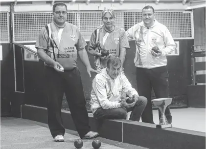  ?? FOTO: EMMANUEL BRIANE-LA NUEVA. ?? Walter Landa (sentado), Omar Scalerandi, con el bochín, Heraldo Vaquero y Pablo Spurio. Y la copa como testigo...