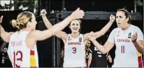  ?? FOTO: FIBA ?? Ygueravide, Canella y Gimeno celebrando la victoria sobre Países Bajos