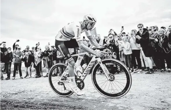  ?? Foto: A.s.o./pauline Ballet ?? Mathieu van der Poel rueda por un tramo de adoquín en la París-roubaix.