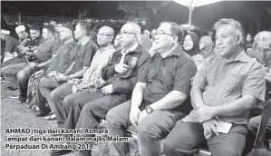  ??  ?? AHMAD (tiga dari kanan) Asmara (empat dari kanan) dalam majlis Malam Perpaduan Di Ambang 2019.