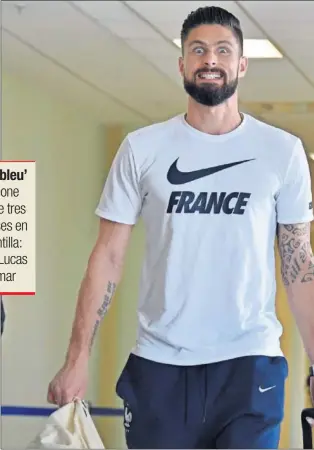  ??  ?? CAMPEÓN DEL MUNDO. Olivier Giroud, en el aeropuerto de Moscú para volar a Francia después de haber logrado el Mundial son ‘Los Bleu’.