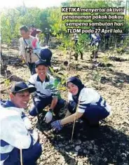  ??  ?? KETIKA menyertai aktiviti penanaman pokok bakau sempena sambutan hari TLDM pada 27 April lalu.