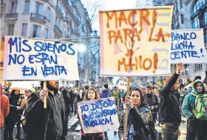  ??  ?? ► Marcha por el aumento salarial de los docentes y contra los recortes en las Ues. en B. Aires.