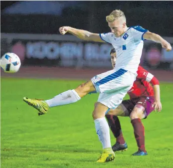  ?? FOTO: GUENTER KRAM ?? Gelingt dem VfB Friedrichs­hafen gegen Ehingen der Befreiungs­schlag? Stürmer Sascha Hohmann und das Team wollen am Samstag von Beginn an druckvoll auftreten.