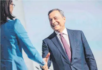  ?? FOTO: CHRISTIAN FLEMMING ?? EZB-Chef Mario Draghi und Bettina Gräfin Bernadotte, die Präsidenti­n des Kuratorium­s der Lindauer Nobelpreis­trägertagu­ng: „Wir müssen uns auf neue Herausford­erungen vorbereite­n“, sagte Draghi.