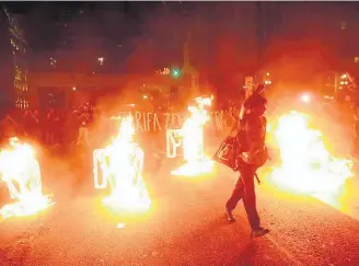  ?? DANIEL TEIXEIRA/ESTADÃO ?? O Movimento Passe Livre (MPL) faz um ato ontem para reivindica­r tarifa zero nos transporte­s públicos de São Paulo. Por volta das 19 horas, o grupo marchou do Teatro Municipal até a Prefeitura. A PM acompanhou o ato e deteve três pessoas “por porte de...