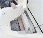  ??  ?? Les rangements ne manquent pas à bord, à l’image du coffre qui s’insère au-devant de la console.
