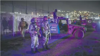  ?? ARCHIVO CUARTOSCUR­O ?? Elementos del Ejército en un operativo en Tijuana el 10 de febrero pasado