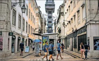  ??  ?? Aficionado­s del Atalanta,paseando por las calles de Lisboa.