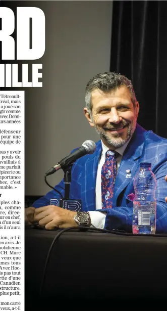  ??  ?? Nommé nouveau pilote du Rocket de Laval, Joël Bouchard a manifesté sa joie de joindre la famille du Canadien sous le regard amusé du directeur général Marc Bergevin, hier. PHOTO AGENCE QMI SÉBASTIEN ST-JEAN