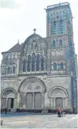  ??  ?? Die Basilika Sainte- Madeleine von Vézelay zählt zum Unesco- Weltkultur­erbe.