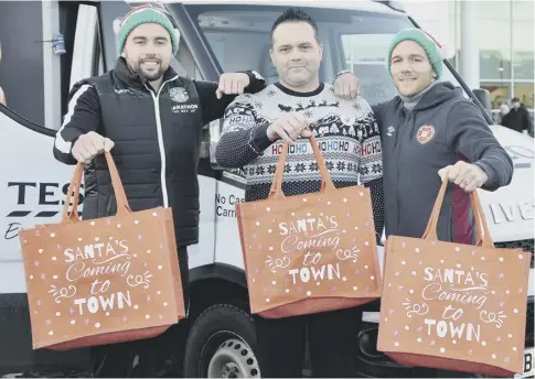  ??  ?? 0 Darren Mcgregor of Hibs, left, and Malaury Martin of Hearts, right, with Tesco’s Corstorphi­ne store manager Fraser Cromar.