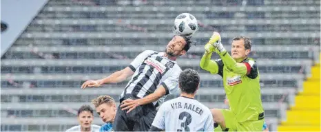  ?? FOTO: THOMAS SIEDLER ?? Der VfR um Daniel Bernhardt (rechts) und Gino Windmüller musste verteidige­n.