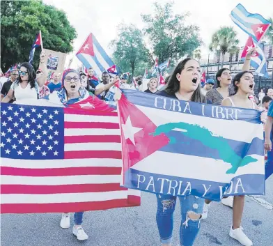  ?? ap / marta lavandier ?? En Hialeah, una ciudad del condado Miami-Dade (Florida) de gran población cubana, los exiliados se han volcado a las calles como muestra de solidarida­d con las protestas en la isla.
