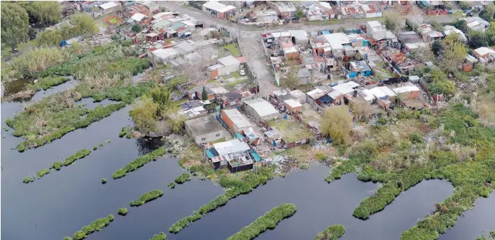  ?? MARTIN KATZ / GREENPEACE ?? El Riachuelo que no se ve. Una toma aérea de Villa Inflamable, en el partido de Avellaneda, una de las deudas del plan de saneamient­o.