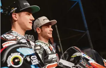  ?? Foto: Felix Kästle, dpa ?? Marcel Schrötter (links) und Sandro Cortese aus dem Memminger Dynavolt Team konnten bisher die Erwartunge­n in der Klasse Moto2 nicht erfüllen.