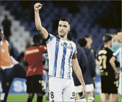  ?? FOTO: UNCITI ?? Mikel Merino, con el brazalete de capitán, celebra el triunfo ante el Cádiz del pasado viernes en Anoeta