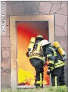  ??  ?? Keller in Brand: Feuerwehrl­eute aus Hohenstein-Ernstthal und Umgebung beim Löschen. Zwei Menschen wurden durch das Feuer verletzt.