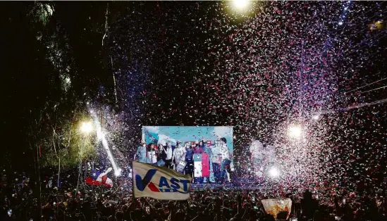  ?? Ivan Alvarado - 21.nov.2021/Reuters ?? Apoiadores do candidato José Antonio Kast comemoram o resultado do primeiro turno da eleição, em Santiago