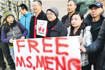  ?? JONATHAN HAYWARD, CP ?? Supporters of Meng Wanzhou rally Monday outside the courthouse in Vancouver.