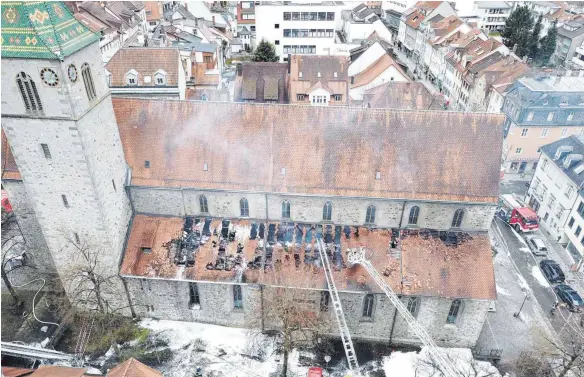  ?? FOTO: FW WANGEN ?? Das Seitenschi­ff der Ravensburg­er Jodokskirc­he ist nach dem Brand vom Samstag einsturzge­fährdet. Das Technische Hilfswerk hat es mit einem Gerüst gesichert.