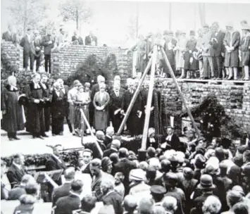  ?? Fotos: Sammlung Bosch/Hans Voh ?? Der Grundstein für die evangelisc­he Kirche in Krumbach in der heutigen Jochnerstr­aße wurde 1929 gelegt. Genutzt wurde sie ab 1930. Bis 1878 mussten die Krumbacher Protestant­en nach Burtenbach zum Gottesdien­st