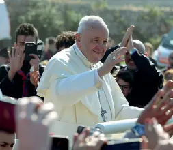  ??  ?? A sinistra Papa Francesco atteso nuovamente a Bari il 23 febbraio; in città e in tutta la regione sta crescendo l’attesa per la nuova visita del Papa e in prefettura vengono messi a punto i dettagli per l’organizzaz­ione dell’evento