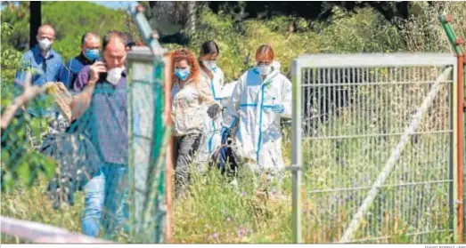  ?? DAVID BORRAT / EFE ?? Agentes de los Mossos investigan ayer en el lugar donde un hombre asesinó a su pareja y después se suicidó en la localidad gerundense de La Escala.