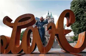  ?? FOTOS (): SASCHA FROMM ?? Die Kunstaktio­n #LOVEUROPE mit der Präsentati­on der LOVE-HATE-Skulptur von Mia Florentine Weiss (im Foto) war am Samstag auf dem Erfurter Domplatz.