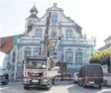  ??  ?? Auch am Wangener Rathaus nagt der Zahn der Zeit. Jetzt muss die Fassade nach 17 Jahren erneut saniert werden.