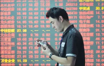  ?? LONG WEI / FOR CHINA DAILY ?? A retail investor crunches market data in real time in Hangzhou, Zhejiang province on August 8.