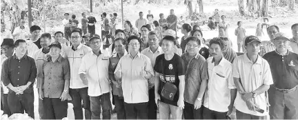  ??  ?? Ewon (sixth right) with the villagers at Kampung Kobon.