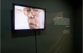  ??  ?? A la entrada de la galería, una pantalla exhibe la obra del maestro Ramón Oviedo.