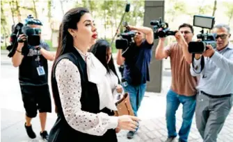  ??  ?? Emma Coronel, esposa de Guzmán, llegó a la Corte de Brooklyn; en el juicio El Chapo buscó con la mirada a su esposa presente en la sala/AFP