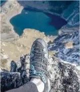  ??  ?? La chaussure d’approche : un véritable compromis entre la basket et la chaussure d’alpinisme pour itinéraire escarpés.