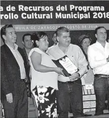 ??  ?? El gobernador Miguel Ángel Riquelme entregó 5.3 millones de pesos del Programa de Desarrollo Cultural Municipal a 13 ayuntamien­tos.