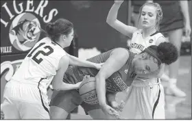  ?? NWA Democrat-Gazette/BEN GOFF • @NWABENGOFF ?? Natalie Smith (left) and Heidi Baum of Bentonvill­e try to steal the ball from Nevaeh Griffin of Springdale on Tuesday night in Bentonvill­e’s Tiger Arena.