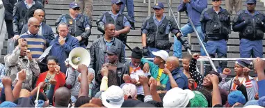  ?? PICTURE: DAVID RITCHIE ?? NOW HEAR US: Andile Lili addresses the crowd of Ses’khona Peoples Rights Movement members after Siqalo informal settlement residents marched to the mayor’s office yesterday.