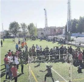  ?? EP ?? Una jornada de cantera en el campo del polideport­ivo de Almendrale­jo.